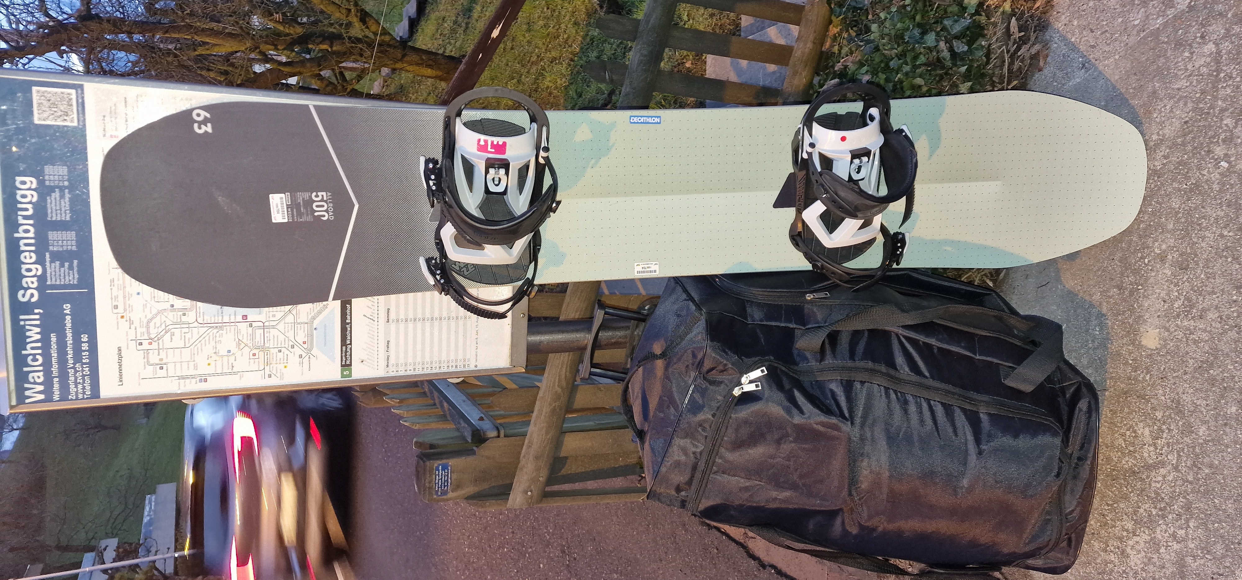 Snowboard an Bushaltestelle Walchwil Sagenbrugg