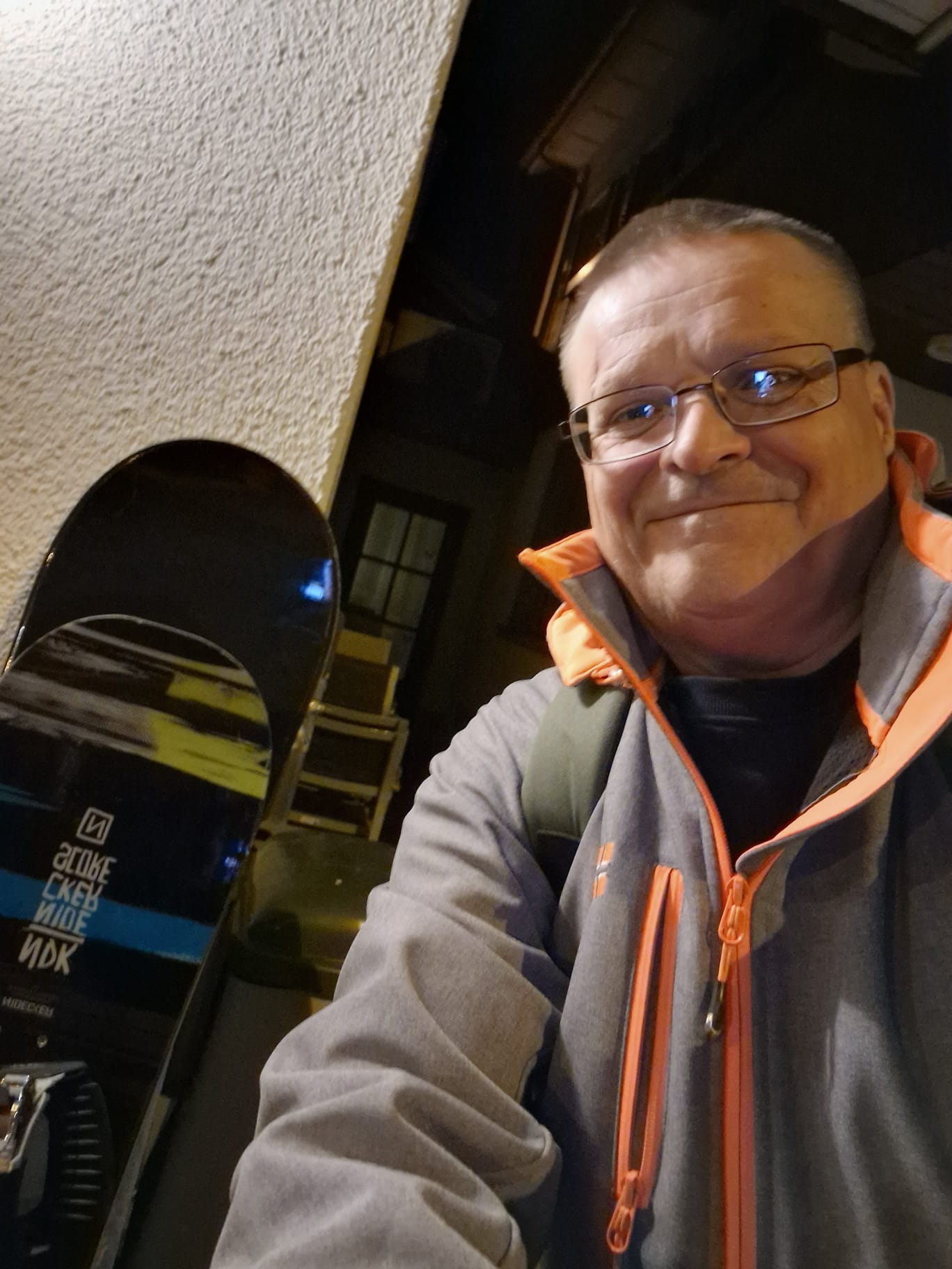 Das Board von hinten — ungeschliffen, mit Bohrlöchern