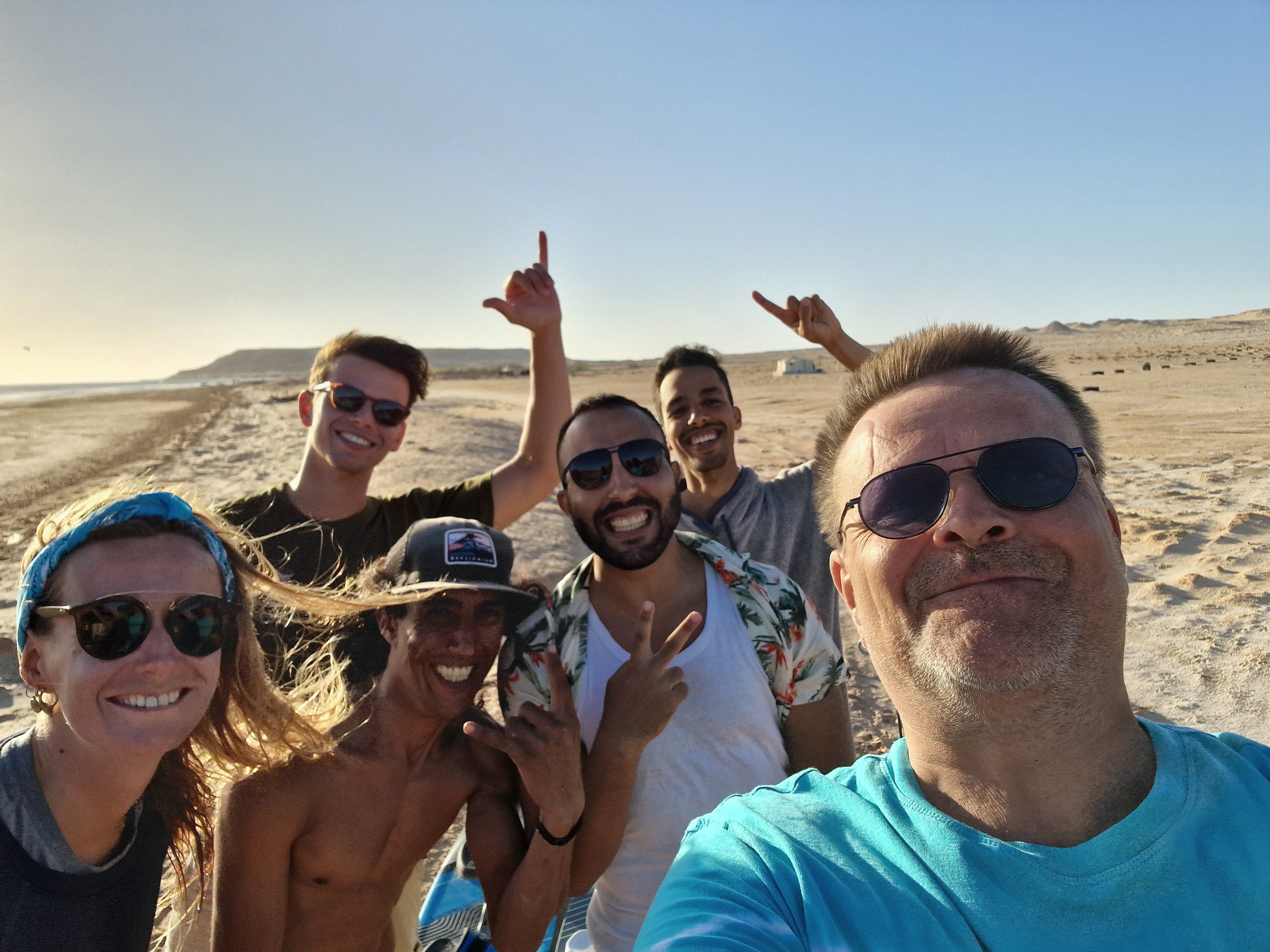 Die Crew in Dakhla bei Sonnenuntergang