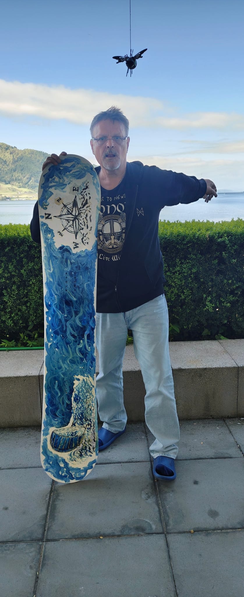 Siggi mit dem fertig bemalten Nidecker am See