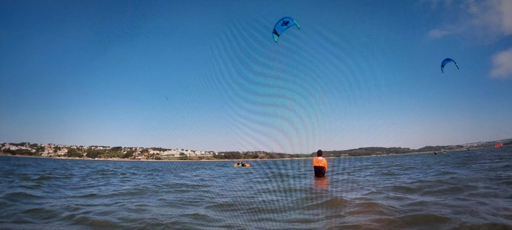 Siggi in Portugal mit Kites im Hintergrund